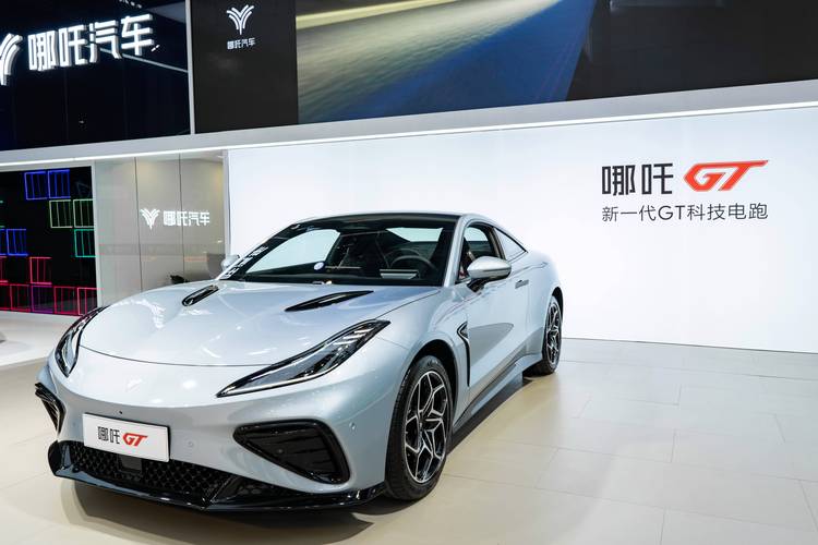 广州290哪吒汽车在智能汽车领域的表现，领途汽车在新能源汽车市场中的影响力